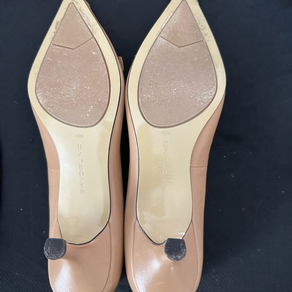Bandolino shoes. Excellent condition. 2 inch kitten heels. Size 7.5 - Picture 2 of 3